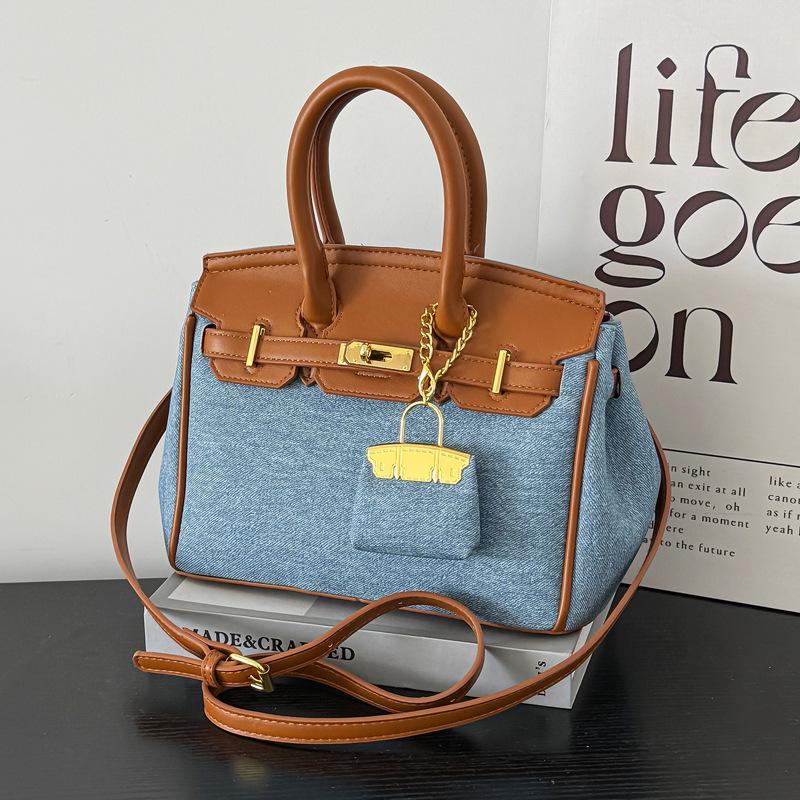 

Женская модная сумка-тоут через плечо с большой вместимостью 2025