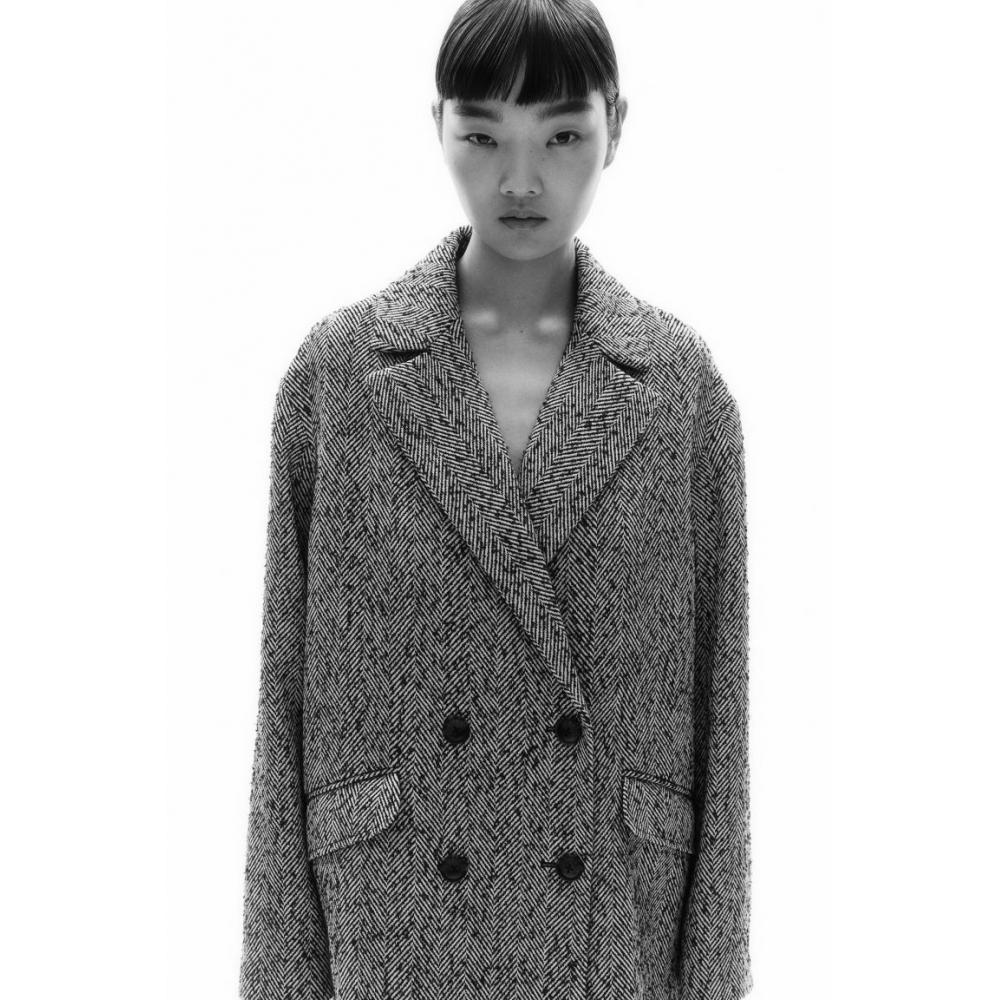 

Двубортный пиджак HM черного цвета с узором «елочка»