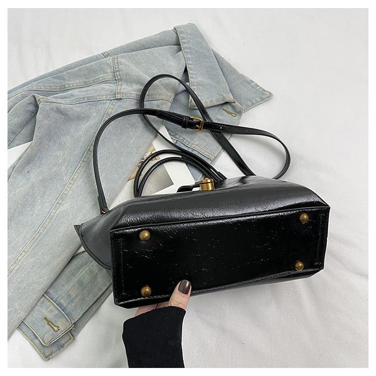 Ladies' Fashionable Vegetable Basket Tote Bag, Large Capacity Commuting Bag, Ladies' High-end Sense, Niche Hand-held Crossbody Bag