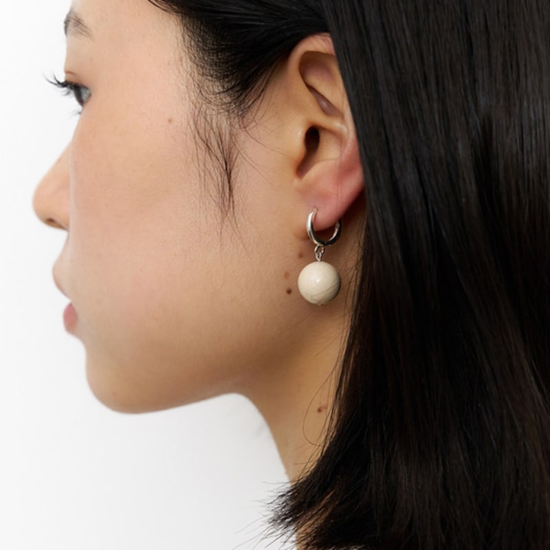 geegee [silver925] beige ball drop earring