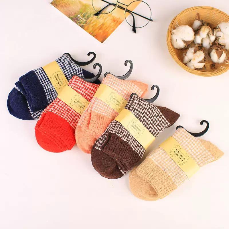 Women's Mid-Calf Reindeer Jacquard Wool Socks - Soft & Comfortable for Autumn and Winter
