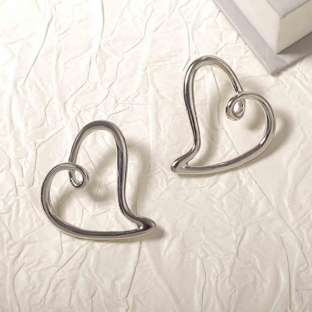 Simple and creative design sense Hollow personality Alloy love stud earrings Elegant and versatile Valentine's Day fashion