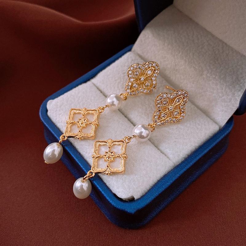 Echtgold-galvanisierte Silbernadel Zirkon Liebesohrringe Leichter Luxus High-End Ohrstecker Nischenohrringe Damen