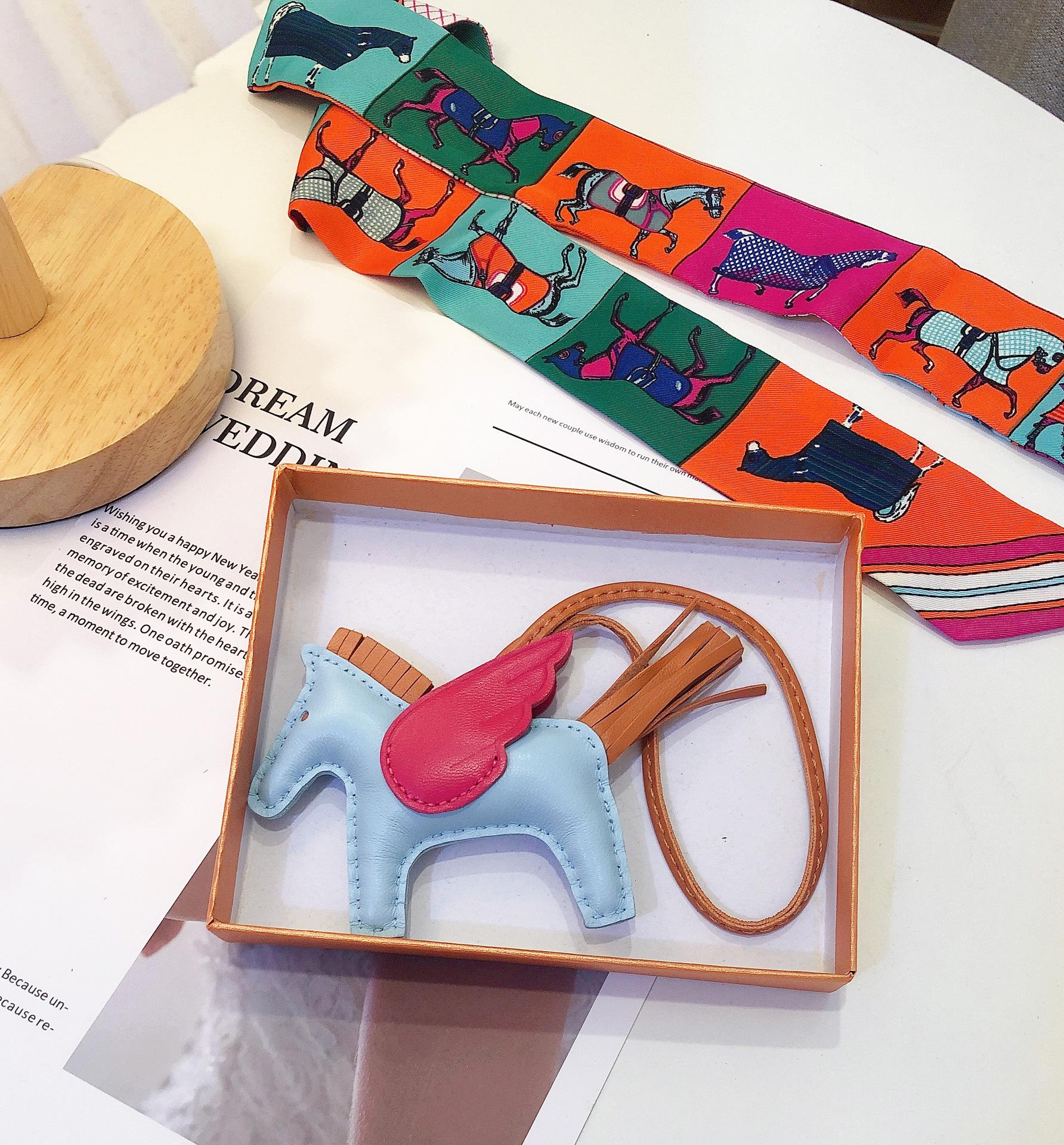 

Ангел Пегас Ручной работы Брелок из овчины - Милое украшение для женской сумочки и брелок для ключей от машины