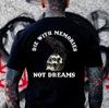 STIRB MIT ERINNERUNGEN NICHT MIT TRÄUMEN Krähe & Totenkopf Aufdruck Herren T-Shirt und Kinder T-Shirt