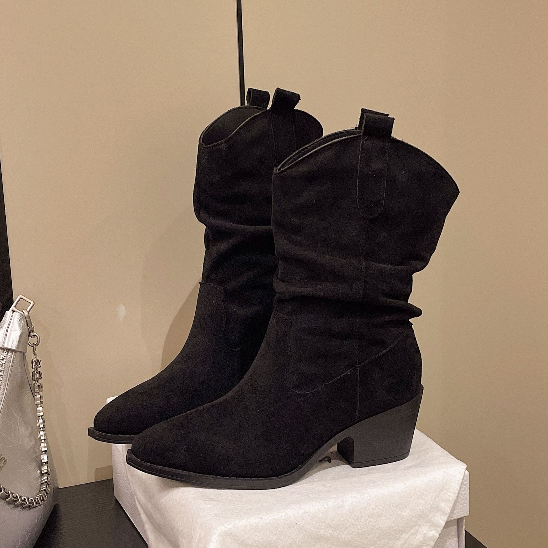 

Модные ботинки осень-зима 2025 толстый каблук ретро ленивый ветер рыцарские ботинки плиссированные ботинки-чулки merard остроносые женские туфли 37 чёрный