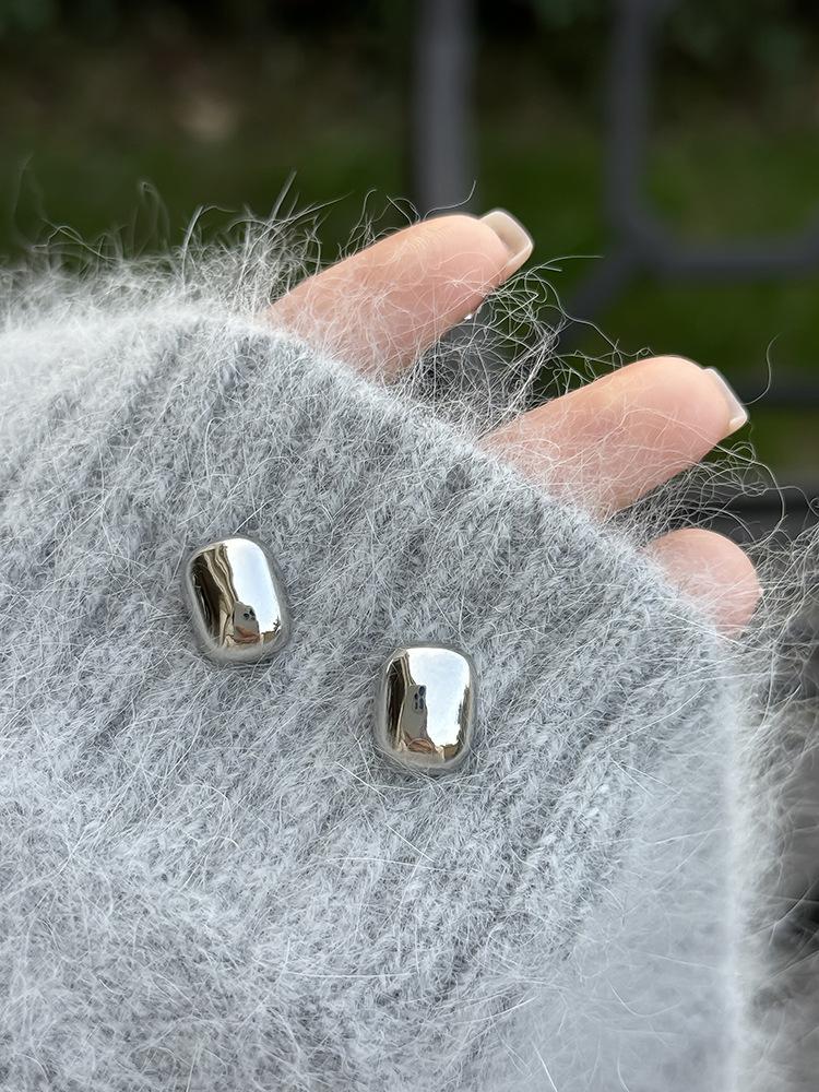 

Small and simple commuter metal smooth square stud earrings, high-end sense versatile fashion earrings, earrings for women срібний