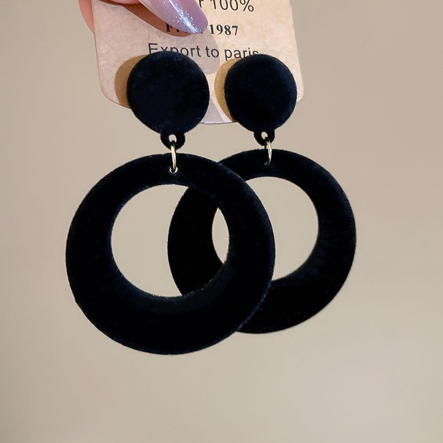 Geometrische Plissee-Ohrringe mit Glasperlen der Black Series: Elegante silberne Ohrstecker mit einem luxuriösen und vielseitigen Design.