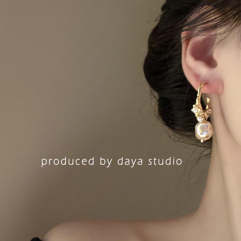 Chic 2024 Gold Foil Pearl C-Shape Earrings: Elegant French Retro Design