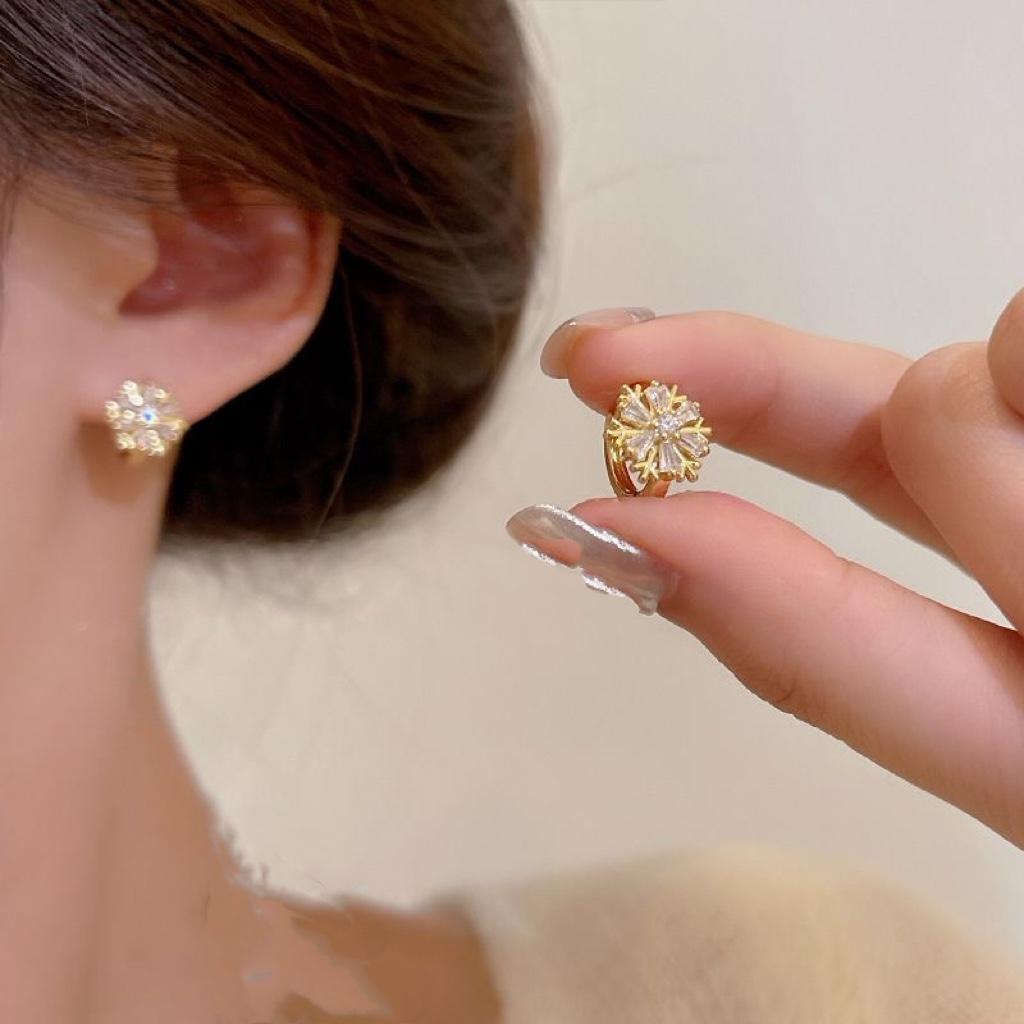 Zircon Gold Snowflake Earrings for Women, Small, Exquisite, Elegant, Versatile, Fashionable, and Luxurious.