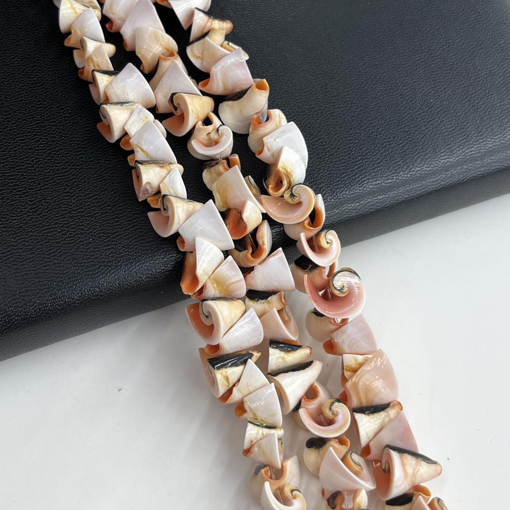 Unika Naturliga Böjda Snäckpärlor 8-12 mm, Oregelbunden Spiral Snäcksträng 38 cm, Bohemisk Strandkänsla Lös Pärlsträng för DIY Halsband Armband Smyckestillverkning