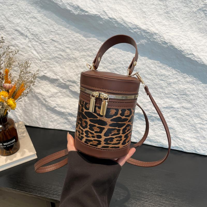 

Повседневная простая весенняя женская сумка 2025 новая ретро-сумка нишевый дизайн модный тренд сумка через плечо