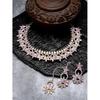 Detailliertes, mit Roségold plattiertes, florales Halsband-Set mit Ohrringen und Maangtika | Schmuckset für Damen