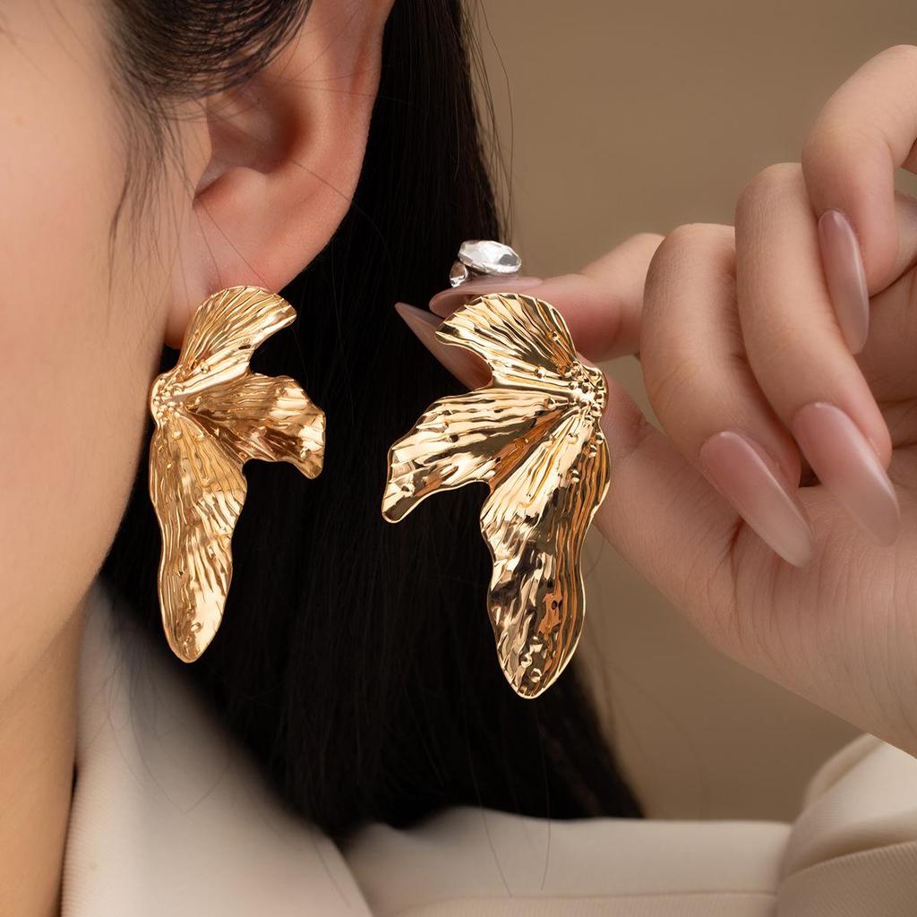 Exaggerated 3D Flower Pearl Earrings: Light Luxury, High-End Metal Style Studs