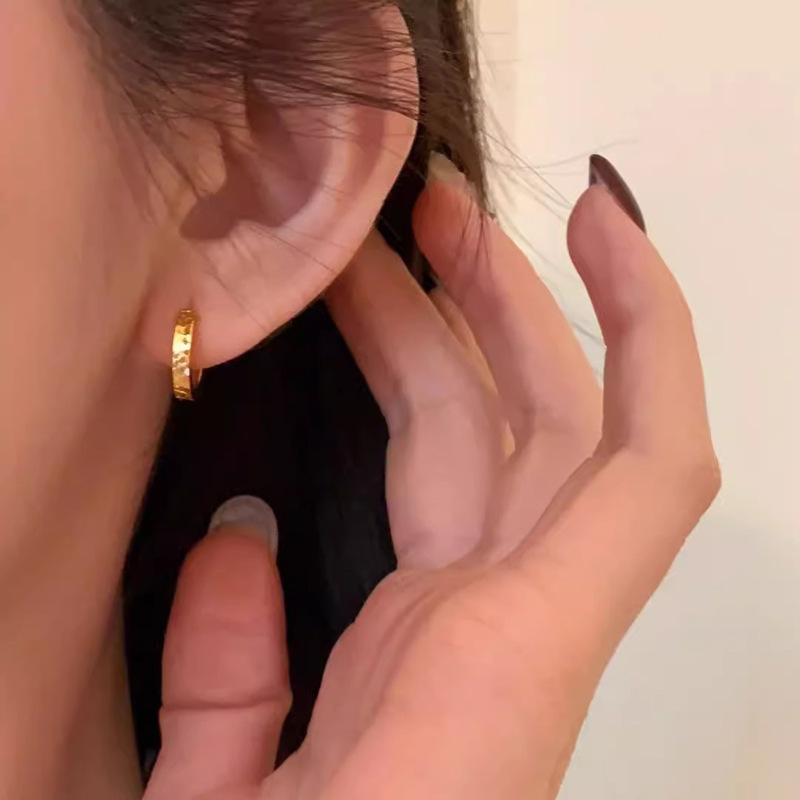 2025 New Fresh Sweet Crushed Ice Ear Cuff: Women s Simple, Versatile, Fashionable Niche Design Earring EK288 Silver Ice Ear Cuff