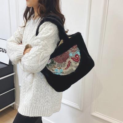 Mittlere Stickerei Plüschhandtasche Damen 2025 neue Herbst- und Winterplüschtasche große Kapazität Schulter-Umhängetasche