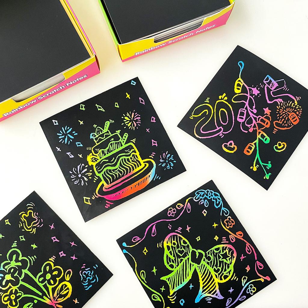 סט אמנות נייר גירוד 100 יחידות, נייר קסם קשת בענן לגירוד, עם 2 עטי במבוק, פתקי גירוד שחורים, כרטיס מתנה לחג המולד/יום הולדת