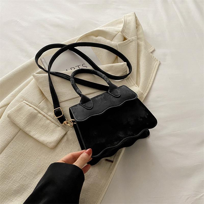 

Мини модная однотонная текстурная сумка-мессенджер с весенней универсальной маленькой свежей сумкой-мессенджером небольшой квадратной формы чёрный