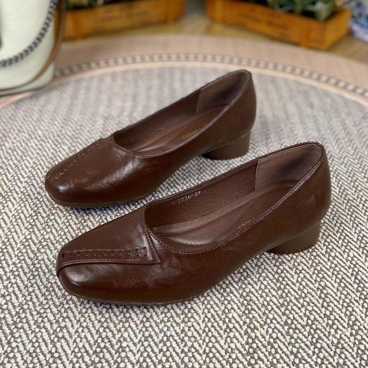 Popular Feet Wide Thick Heel Shallow Mouth Single Shoes Women's Autumn 2025 New Retro Comfortable Casual Mother Small Leather Shoes Women