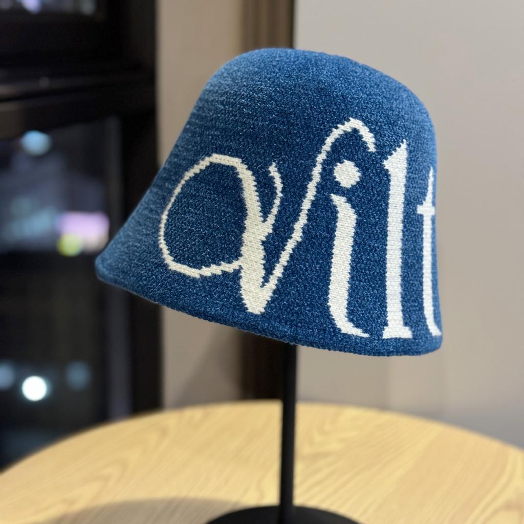 Neue Herbst- und Winter-Buchstaben-Jacquard-Strick-Fischerhut für Damen, Warmer und vielseitiger Gesichts-zeigender kleiner Woll-Kältehut mit Schirm, Basin-Hut