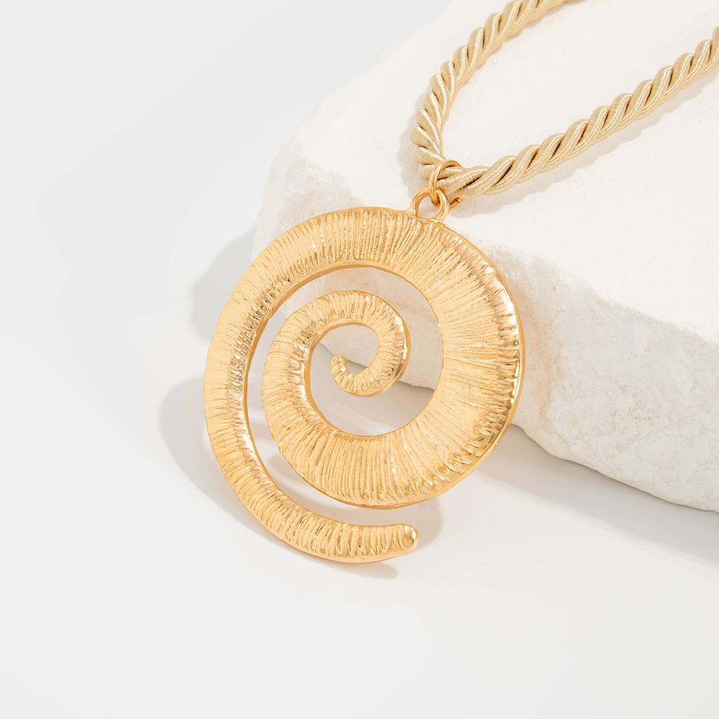 Spiral Geometric Square Flower Pendant Necklace Female, Hip Hop Trend Travel Auction with Collarbone Chain