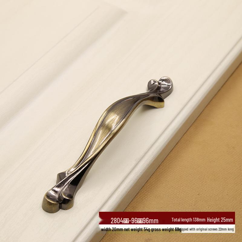 European Style Antique Bronze Pull Handle for Kitchen Cabinets, Wardrobes, and Drawers - Classic Retro Zinc Alloy Design.