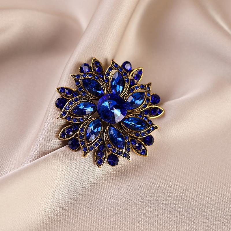 Flower Alloy Brooch with A Sense of High-end, Light Luxury, Rhinestone and High-end Brooch for Women