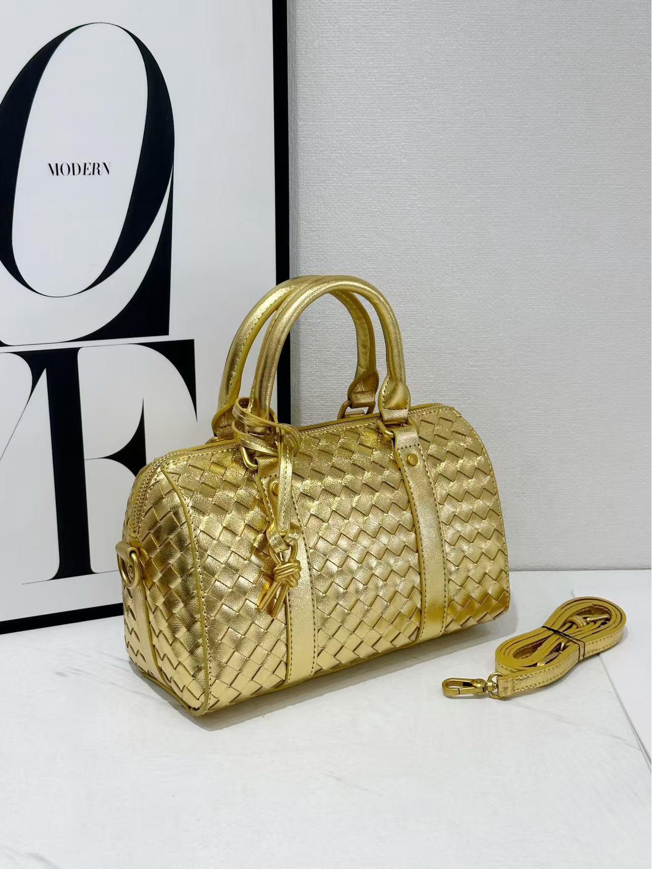 

Сумка из плетеной воловьей кожи Diamond, осень/зима 2025 г.: Универсальная сумка для бизнеса, поездок на работу, через плечо и через почтальона Conventional packaging (hardware without words) золотой