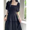 Vestido de Verão Francês Plus Size com Mangas Bufantes e Decote Quadrado - Elegante Vestido Preto Estilo Hepburn Emagrecedor