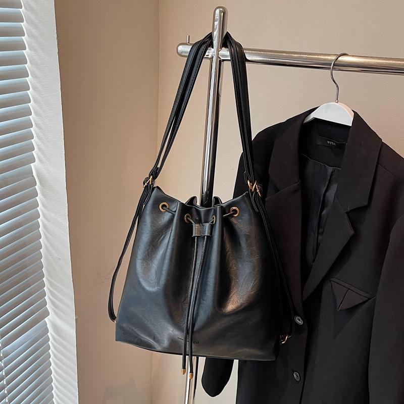 Retro Foreign Style Messenger Bag Bucket Bag Large Capacity Bag Women's 2025 Autumn New Trendy Fashion Simple Shoulder Bag
