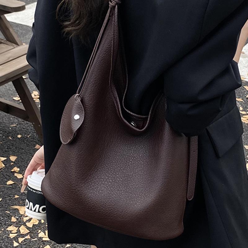 Simple bucket bag 2025 autumn new fashion trendy women's commuting temperament portable Korean version shoulder messenger bag