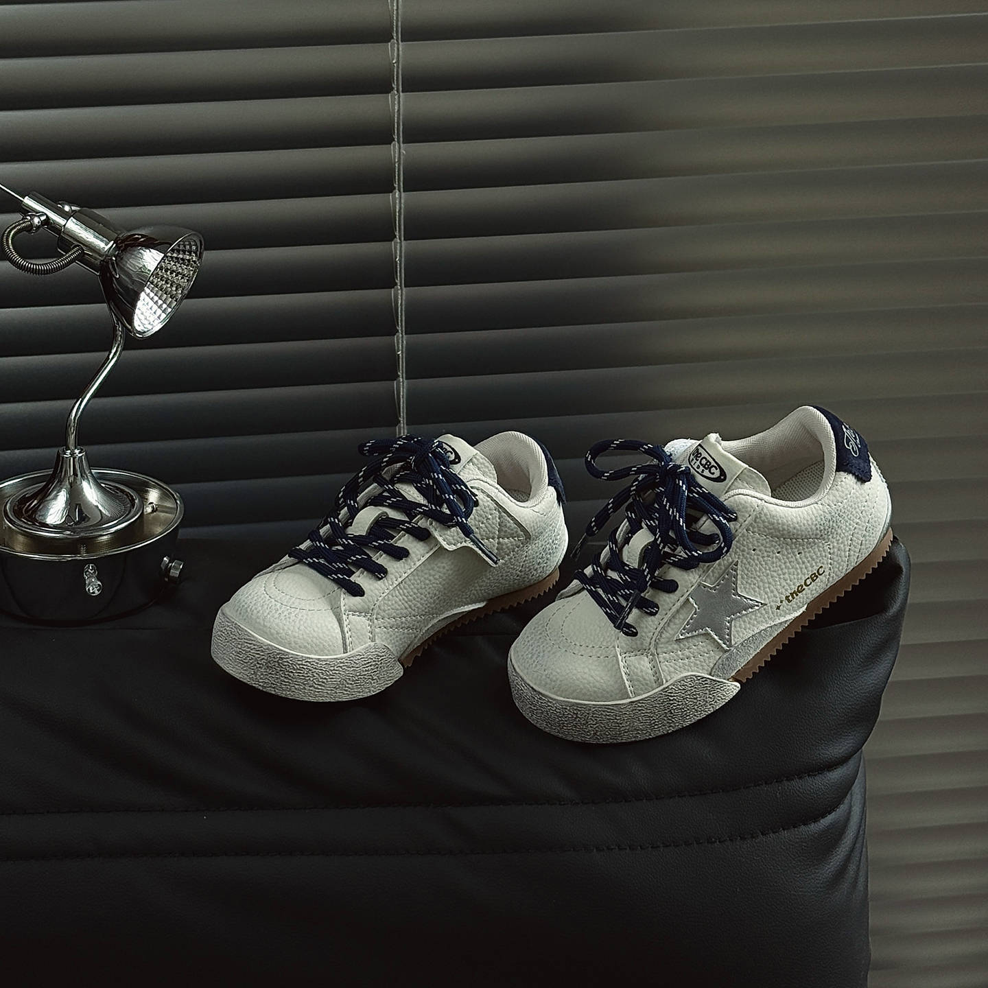 

XSHX children s board shoes boys and girls planet dirty Velcro design rubber sole Wenzhou Qiuxin classmate thin sole 25