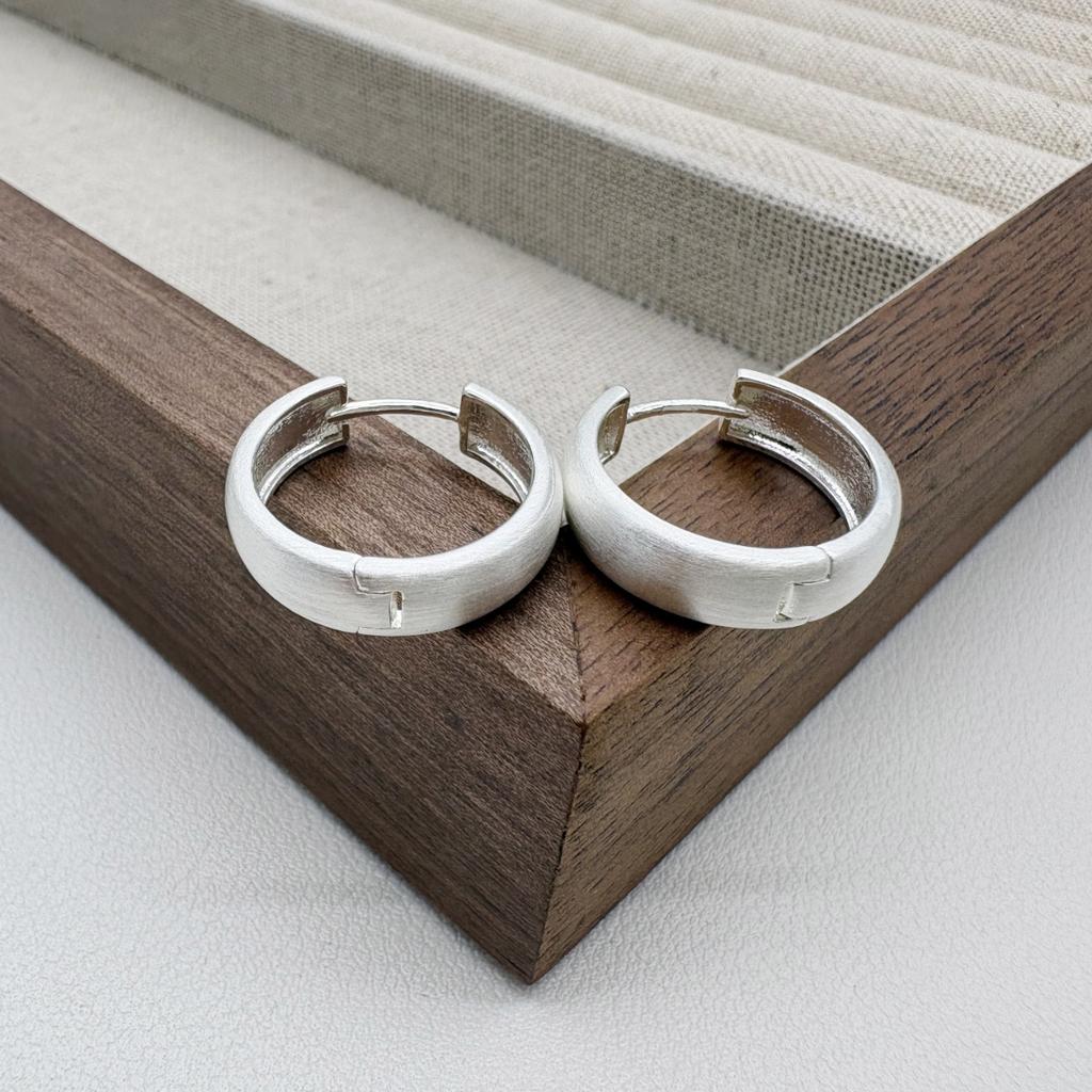 Versatile bi in!! Irregular gold brushed earrings, simple ear buckles, fashionable commuter earrings