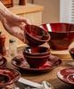 Set di Stoviglie in Ceramica Rossa Cotto in Forno: Ciotole, Piatti e Piatti in Stile Retrò con Decorazioni Sottosmalto per Uso Domestico.