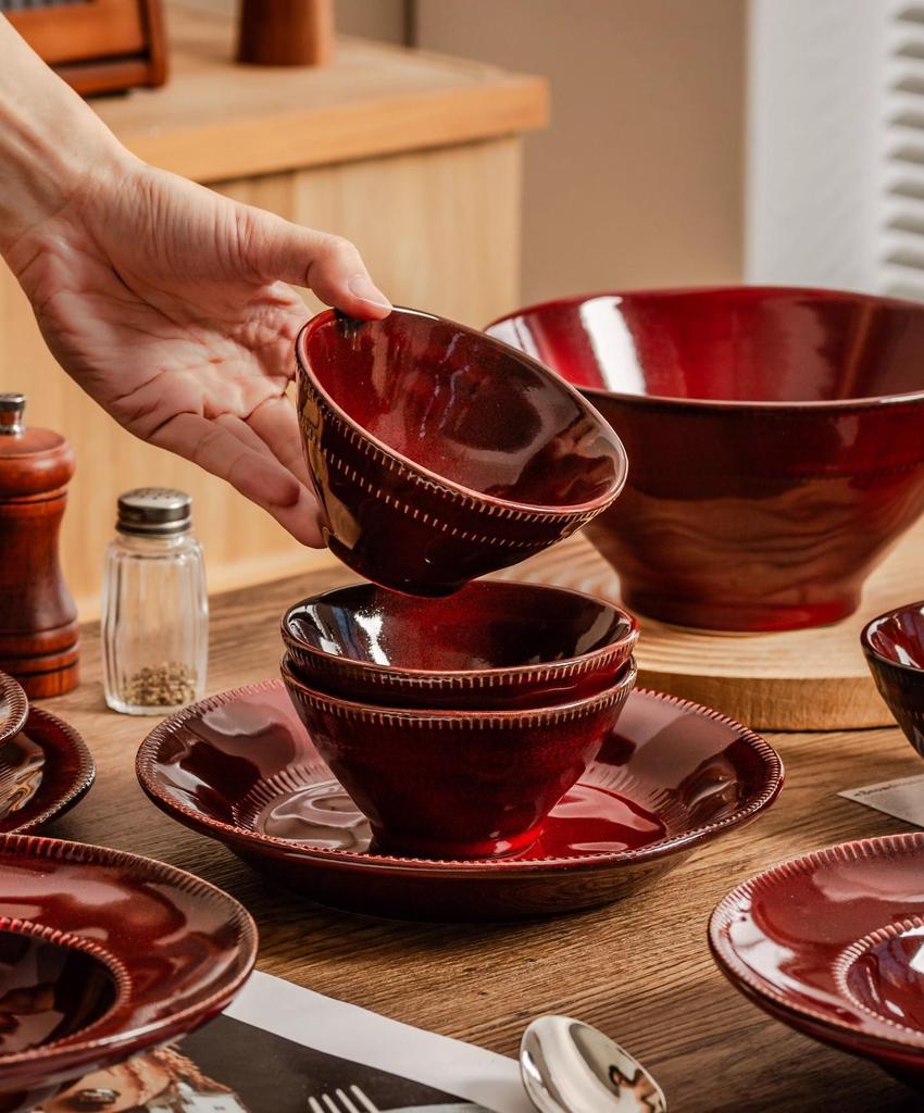 Set di Stoviglie in Ceramica Rossa Cotto in Forno: Ciotole, Piatti e Piatti in Stile Retrò con Decorazioni Sottosmalto per Uso Domestico.