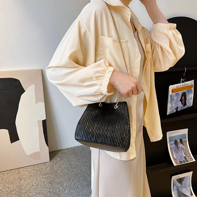 Women's Shoulder Bag New Chain Bucket Bag Underarm Bag Small Fragrance Bag Fashion and Casual Versatile Wrinkle Crossbody