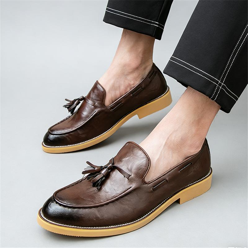 Modedesigner Neue Spitze Schwarze Braune Quasten Loafer Slip-on Schuhe Für Herren Formelle Hochzeitskleidung Homecoming Zapatos Hombre