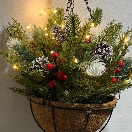 Świąteczne wiszące kosze na zewnątrz Pre-lit sztuczny kosz ze światełkami LED Szyszki jagody do dekoracji świątecznej werandy ogrodu
