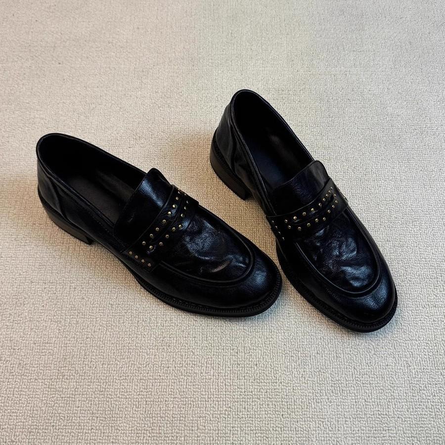 Le Fu Schuhe Damen 2026 Retro Britischer Stil Runde Spitze Niete Gefaltet Dicke Ferse Lederschuhe Damen
