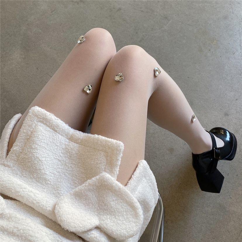 Unikt Design Håndlagde Rhinestone Hjerte Overall Sokker - Kule & Søte Tynne Utsøkte Silke Strømpebukser for Kvinner, Hvite Anti-Hakk Strømper