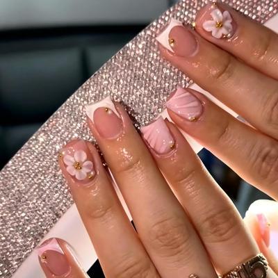 Rosa French Edge Press-On Maniküre Set Kurz Quadratisch 3D Blumen Akzent Design mit Klebstoff Tragen Wiederverwendbar Floral Stil für Party Styling