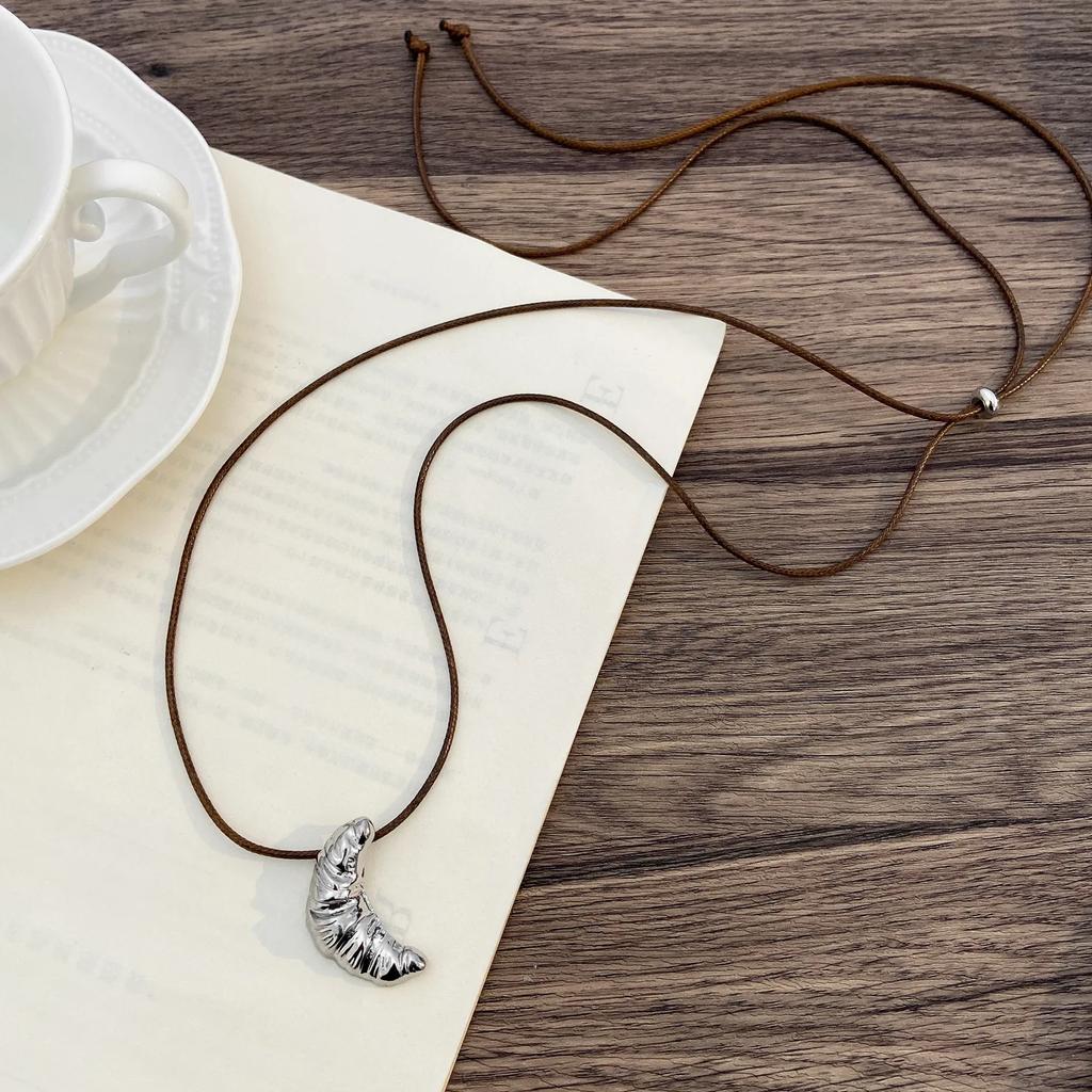New Unique Simple Flower Long Rope Necklace Women Hollow Flower Pendant Necklace Adjustable Knot Sweater Chain Party Jewerly
