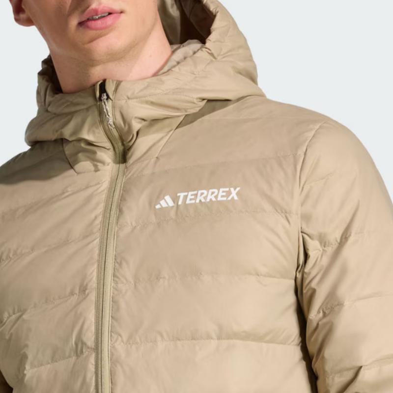 adidas Essenziali Terrex Multi Light Resistente all'Acqua Outdoor Caldo Antivento con Cappuccio Zip Piumino d'Anatra Giacca Uomo Giacca Cargo-Marrone KB2175