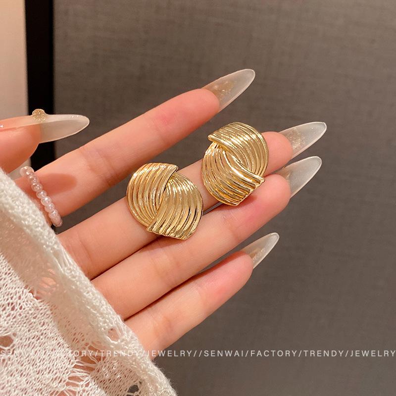 Металлическая текстура ступенчатые серьги женские простые нишевые холодный стиль пусеты новые серьги