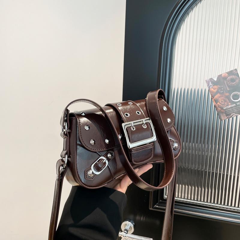 Trend hot-selling locomotive Spice Girl wind rivet design underarm shoulder bag niche design sense commuter versatile messenger bag