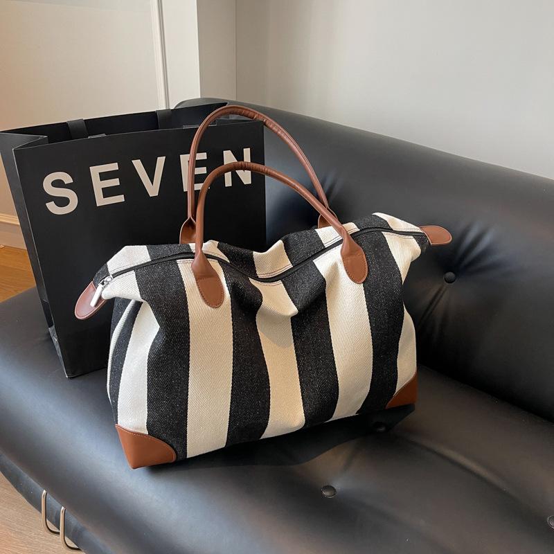 Canvas travel bag, striped fitness, new fashion, large capacity, durable, light shoulder, portable messenger bag, trendy bag.