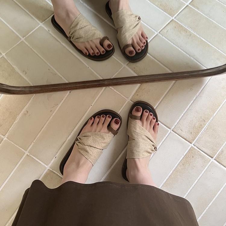 Trendy brand niche leopard print toe slippers women's summer wear fashion design sense flat bottom open toe beach vacation cool slippers