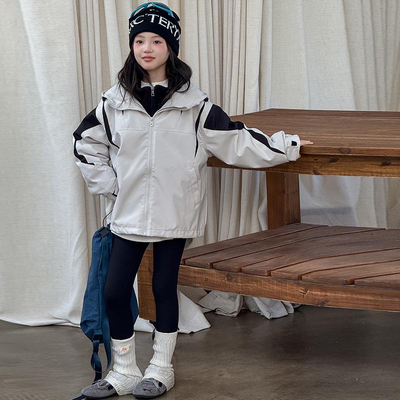 

Girls 3-in-1 Jacket: 2025 Spring & Autumn Style, Fashionable Windbreaker with Velvet for Little Girls. 140cm