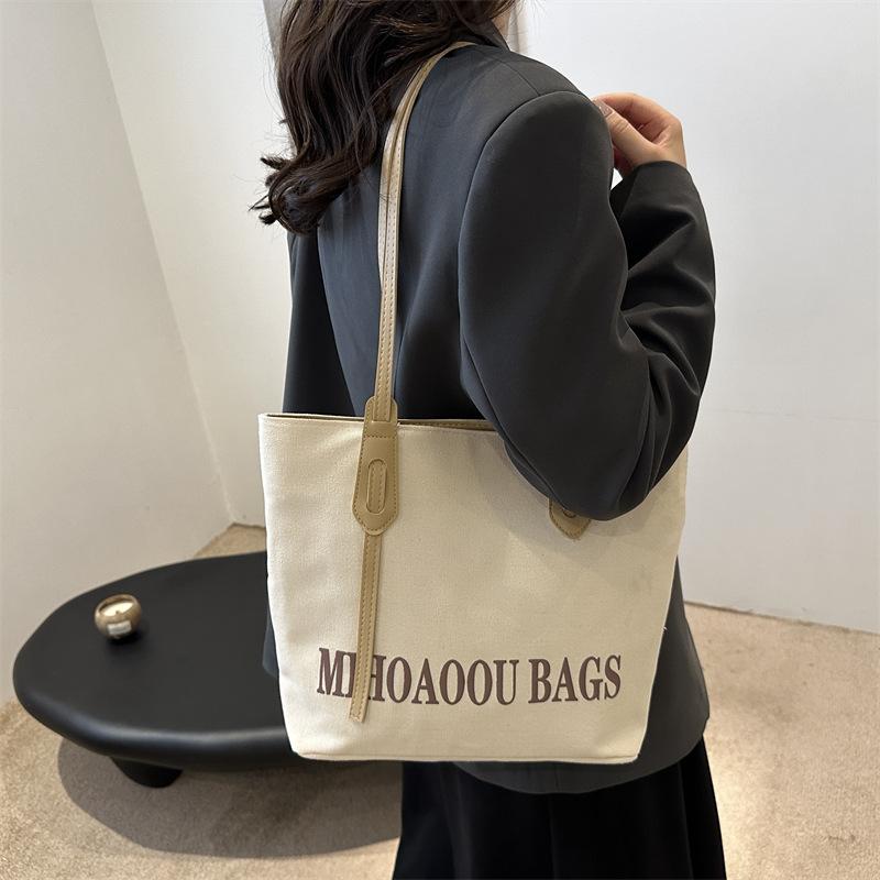 Large Capacity Tote Bag for Summer College Students for Class Commuting Bag for Women Fashion New Fashionable Casual Shoulder Bag