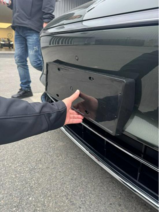 

Накладка на номерну рамку, модель S9T 2025 року High Gloss Black